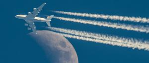 Eine A380 der Fluggesellschaft Lufthansa fliegt nach Peking. Das wird immer weniger rentabel für das deutsche Unternehmen.