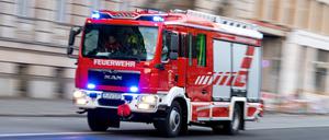 Ein Feuerwehrauto mit eingeschaltetem Blaulicht fährt zum Einsatz.