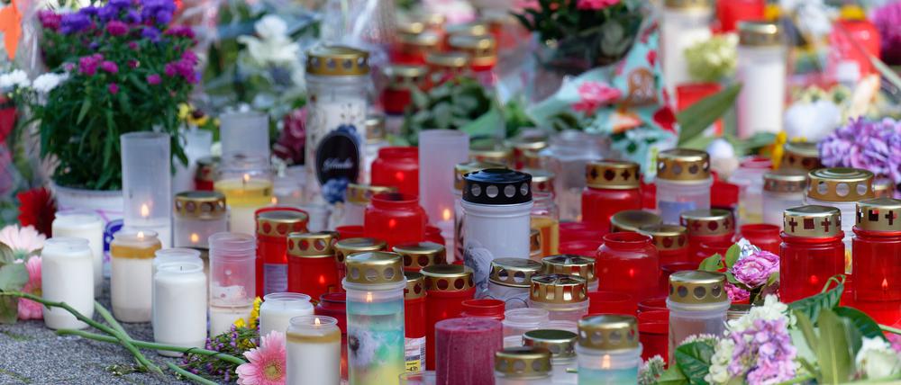 In Solingen zeigen Menschen mit Blumen und Kerzen ihre Anteilnahme. 