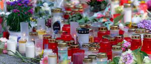 In Solingen zeigen Menschen mit Blumen und Kerzen ihre Anteilnahme. 