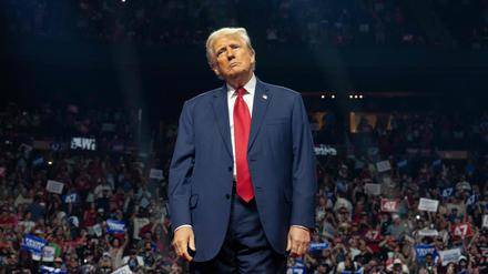 Trump bei einer Wahlkampfveranstaltung in Arizona: Macht der ehemalige US-Präsident vor dem TV-Duell gegen Kamala Harris einen Rückzieher?