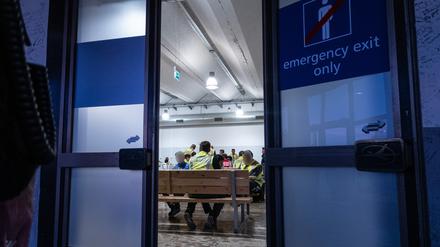 Polizeibeamte warten mit Afghanen auf dem Flughafen Leipzig-Halle in einer Wartehalle. 45 abgelehnte Asylbewerber wurden mit dem Sonderflug in Afghanistans Hauptstadt Kabul abgeschoben. (Foto: Archiv, 2019)