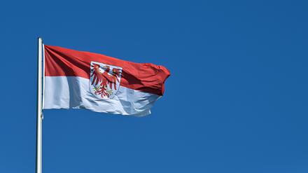 Die Brandenburg-Flagge mit dem roten Adler weht über dem Landtag in Potsdam.