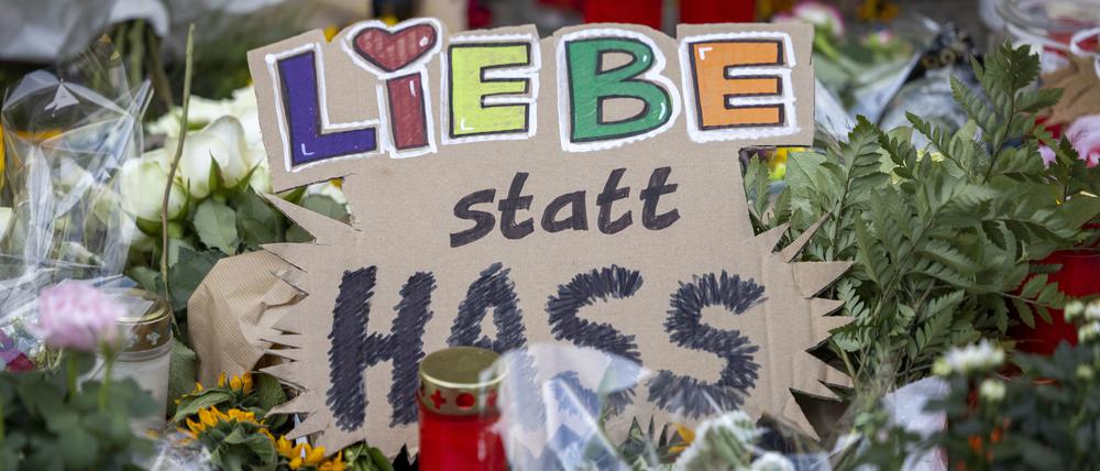 In Solingen trauern viele Menschen um die Opfer des Messer-Anschlags.