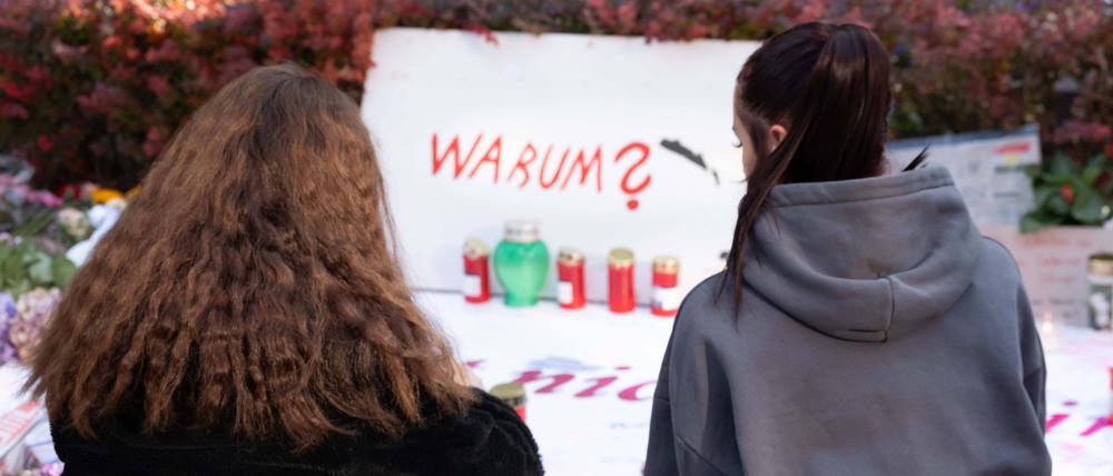 Passanten gedenken der Opfer von Solingen mit Blumen und Kerzen.