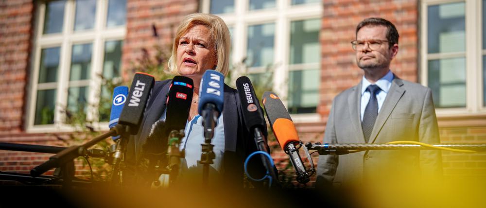 Innenministerin Nancy Faeser (SPD) und Justizminister Marco Buschmann (FDP) geben nach dem Anschlag in Solingen eine Pressekonferenz.