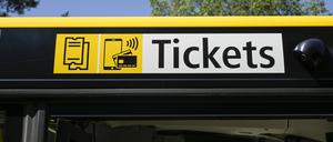 Bus, Schild, Tickets, Berlin, Deutschland *** Bus, Sign, Tickets, Berlin, Germany