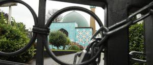 Die Imam-Ali-Moschee Blaue Moschee an der Außenalster. Der Zugang zum Gebäude in der Straße Schöne Aussicht 36 ist nach dem Verbot des Islamischen Zentrums Hamburg, der Träger des Gebäudes, durch das Bundesinnenministerium versperrt. Wie es mit der Imam-Ali-Moschee nun weitergeht, ist noch ungeklärt.