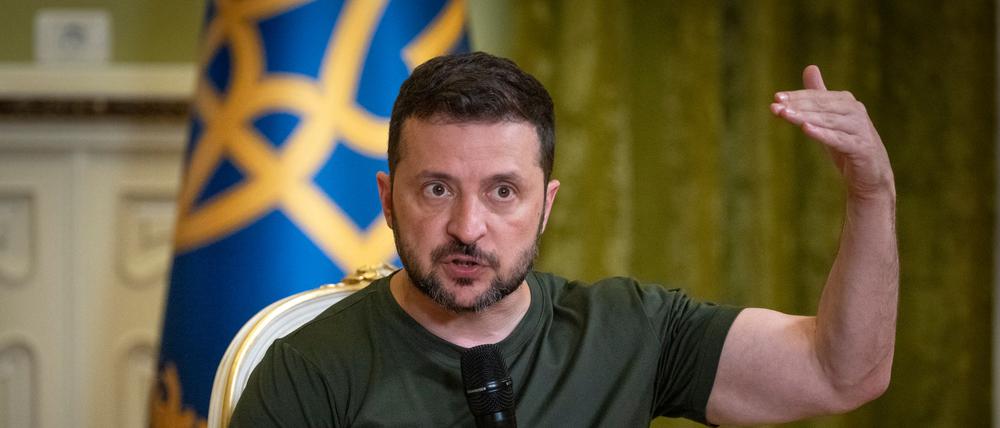 Der ukrainische Präsident Wolodymyr Selenskyj kündigt nach einem der schwersten russischen Bombardements gegen das Land einen Wiederaufbau der zerstörten Energieinfrastruktur an.