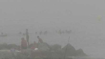 Das schlechte Wetter am El-Tarajal-Strand in Ceuta nutzten zuletzt zahlreiche Menschen aus, um illegal nach Spanien einzureisen.