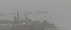 Das schlechte Wetter am El-Tarajal-Strand in Ceuta nutzten zuletzt zahlreiche Menschen aus, um illegal nach Spanien einzureisen.