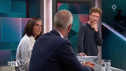 Talkmaster Louis Klamroth (rechts) im Gespräch mit Katrin Göring-Eckardt von den Grünen und dem SPD-Poltiker Sebastian Fiedler.