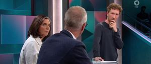 Talkmaster Louis Klamroth (rechts) im Gespräch mit Katrin Göring-Eckardt von den Grünen und dem SPD-Poltiker Sebastian Fiedler.