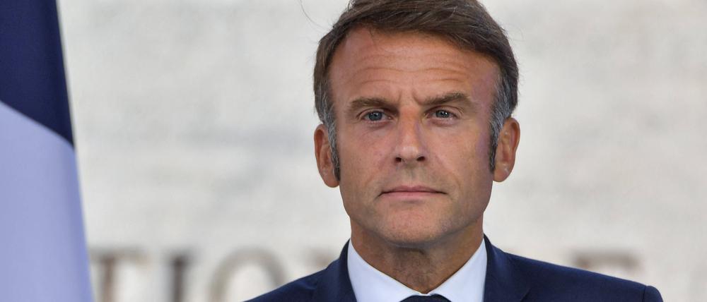 Präsident Emmanuel Macron feiert am Sonntag den Jahrestag der Befreiung von Paris. Da wusste er wohl schon, dass er die Linke nicht regieren lassen will.