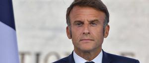 Präsident Emmanuel Macron feiert am Sonntag den Jahrestag der Befreiung von Paris. Da wusste er wohl schon, dass er die Linke nicht regieren lassen will.
