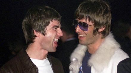 Die Brüder Noel (l) und Liam Gallagher von der Band Oasis bei der Verleihung der NME Carling Awards.