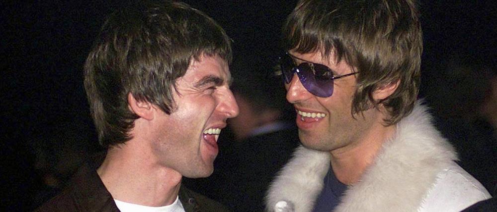 Die Brüder Noel (l) und Liam Gallagher von der Band Oasis bei der Verleihung der NME Carling Awards.