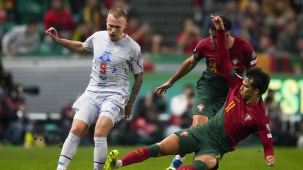 Islands Jon Dagur Thorsteinsson (r) in Aktion gegen Portugals Joao Felix (l).