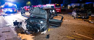 Autowracks stehen im Stadtteil Billstedt an einer Unfallstelle. Bei einem schweren Verkehrsunfall in Hamburg-Billstedt haben sich acht Menschen verletzt, darunter zwei Kinder.
