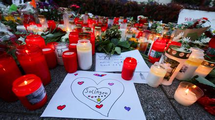 Nach dem Attentat von Solingen legten viele Menschen Blumen nieder und stellten Kerzen auf.