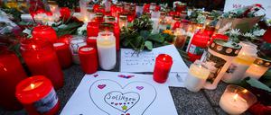 Nach dem Attentat von Solingen legten viele Menschen Blumen nieder und stellten Kerzen auf.