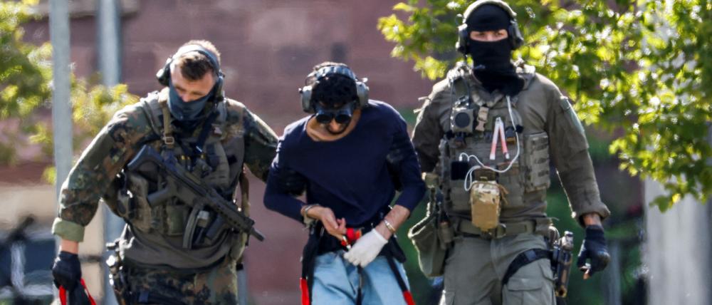 Der mutmaßliche Attentäter von Solingen wird abgeführt.