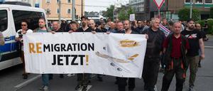 Rechtsextreme Gruppe demonstriert gegen Einwanderungspolitik und Gegendemonstration in Solingen. Mehr als hundert Menschen aus verschiedenen rechtsextremen Gruppen protestieren am 26. August 2024 in Solingen gegen die Einwanderungspolitik der Regierung und fordern die Abschiebung von Einwanderern nach einer Messerattacke auf dem Solinger Stadtfest.