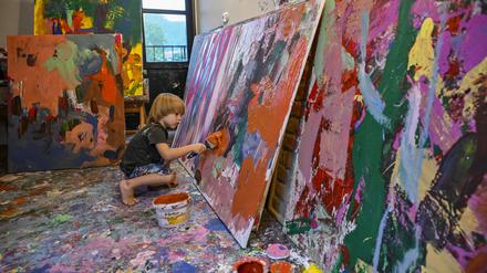 Laurent Schwarz malt in seinem Atelier großformatige Bilder mit Acrylfarben.