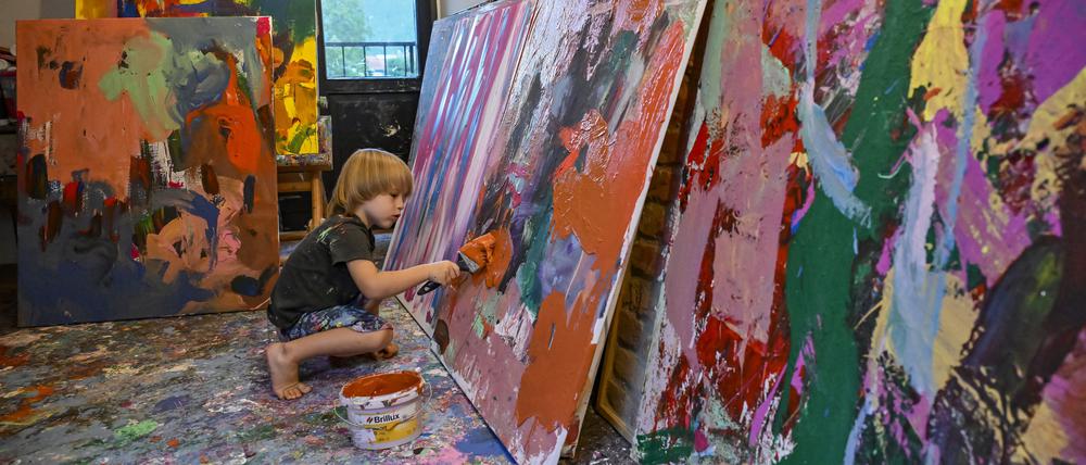 Laurent Schwarz malt in seinem Atelier großformatige Bilder mit Acrylfarben.