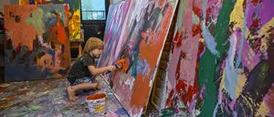 Laurent Schwarz malt in seinem Atelier großformatige Bilder mit Acrylfarben.