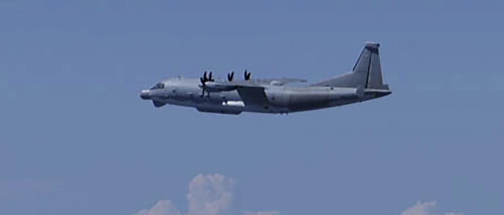 Dieses vom japanischen Verteidigungsministerium via AP zur Verfügung gestellte Foto zeigt ein chinesisches Aufklärungsflugzeug vom Typ Y-9. Das chinesische Aufklärungsflugzeug Y-9 kam aus China und verletzte am Montag für zwei Minuten den japanischen Luftraum über der Insel Danjo vor der südwestlichen Küste von Japans südlicher Hauptinsel Kyushu, während es über dem Gebiet kreiste, so der Generalstab.