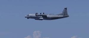 Dieses vom japanischen Verteidigungsministerium via AP zur Verfügung gestellte Foto zeigt ein chinesisches Aufklärungsflugzeug vom Typ Y-9. Das chinesische Aufklärungsflugzeug Y-9 kam aus China und verletzte am Montag für zwei Minuten den japanischen Luftraum über der Insel Danjo vor der südwestlichen Küste von Japans südlicher Hauptinsel Kyushu, während es über dem Gebiet kreiste, so der Generalstab.