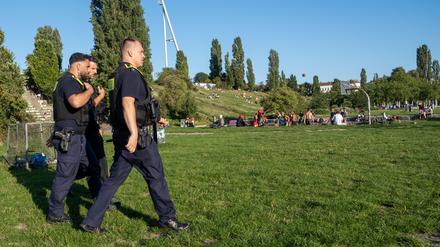 Polizisten im Berliner Mauerpark.