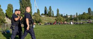 Polizisten im Berliner Mauerpark.