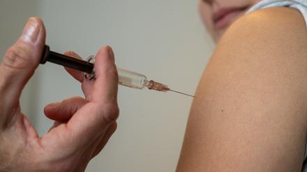 Gynäkologin Stephanie Eder setzt bei der HPV-Impfung in einer Frauenarztpraxis eine Injektion in den Oberarm einer Jugendlichen. 