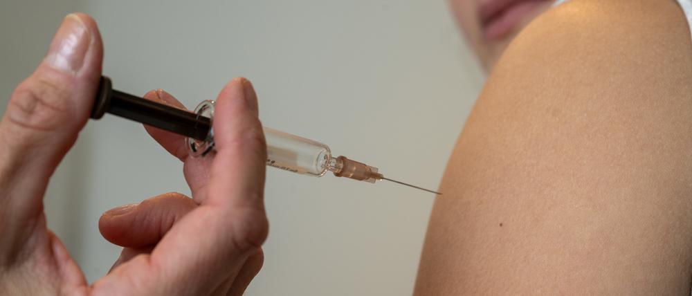 Gynäkologin Stephanie Eder setzt bei der HPV-Impfung in einer Frauenarztpraxis eine Injektion in den Oberarm einer Jugendlichen.