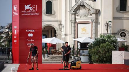 Die letzten Vorbereitungen werden vor dem Palazzo del Cinema getroffen. Ab Mittwoch laufen die Stars im Stundentakt über den roten Teppich.  