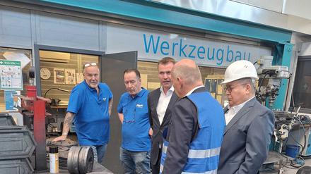 Kai Wegner schaut sich im Aluwerk um.