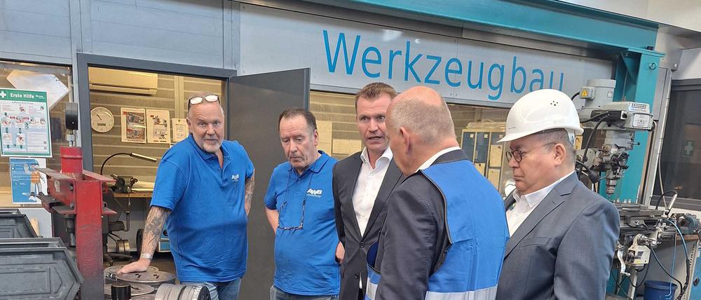 Kai Wegner schaut sich im Aluwerk um.