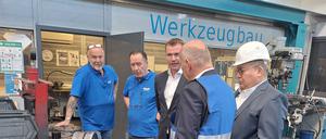 Kai Wegner schaut sich im Aluwerk um.