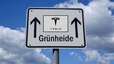 Wegweiser zum Tesla-Werk in Grünheide. Tesla-Manager klingelten bei Beschäftigten, die sich krank gemeldet hatten – „Was wir vorgefunden haben, war sehr, sehr gemischt.“