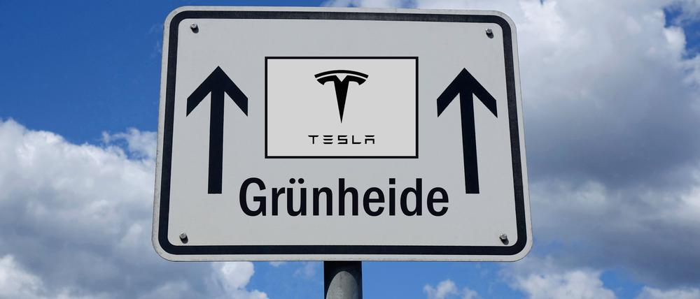 Wegweiser zum Tesla-Werk in Grünheide. Tesla-Manager klingelten bei Beschäftigten, die sich krank gemeldet hatten – „Was wir vorgefunden haben, war sehr, sehr gemischt.“