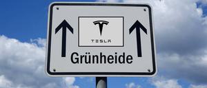 Wegweiser zum Tesla-Werk in Grünheide. Tesla-Manager klingelten bei Beschäftigten, die sich krank gemeldet hatten – „Was wir vorgefunden haben, war sehr, sehr gemischt.“