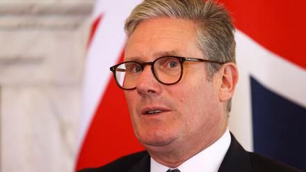 Der britische Premierminister Keir Starmer spricht während seines Treffens mit dem bahrainischen Kronprinzen Salman bin Hamad bin Isa al-Khalifa (unsichtbar) während ihres Treffens in der Downing Street 10 im Zentrum Londons am 27. August 2024. Er beklagt die finanzielle Lage des nationalen britischen Haushaltes und sieht die Vorgängerregierung in der Verantwortung.