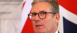 Der britische Premierminister Keir Starmer spricht während seines Treffens mit dem bahrainischen Kronprinzen Salman bin Hamad bin Isa al-Khalifa (unsichtbar) während ihres Treffens in der Downing Street 10 im Zentrum Londons am 27. August 2024. Er beklagt die finanzielle Lage des nationalen britischen Haushaltes und sieht die Vorgängerregierung in der Verantwortung.