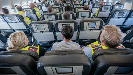 Zwei Polizeibeamte eskortieren auf einer Archivaufnahme einen Afghanen auf dem Flug von Leipzig nach Kabul in einem Charterflugzeug. Derzeit wird nach Afghanistan nicht abgeschoben.