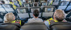 Zwei Polizeibeamte eskortieren auf einer Archivaufnahme einen Afghanen auf dem Flug von Leipzig nach Kabul in einem Charterflugzeug. Derzeit wird nach Afghanistan nicht abgeschoben.