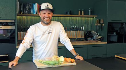 Justus Wilms, Chef der Koch- und Grillakademie Berlin im Studio am Elsterwerdaer Platz in Marzahn-Hellersdorf.