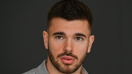 Mario Vuskovic, Fußballprofi vom Zweitligisten Hamburger SV, hat zur dritten Verhandlung vor dem Sportgericht des DFB Platz genommen.