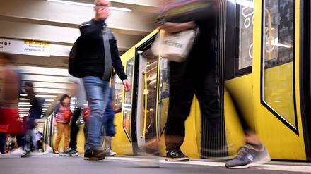 Zahlreiche Fahrgäste steigen am Morgen am U-Bahnhof Berlin Alexanderplatz in den Zug der U-Bahnlinie U2 ein.